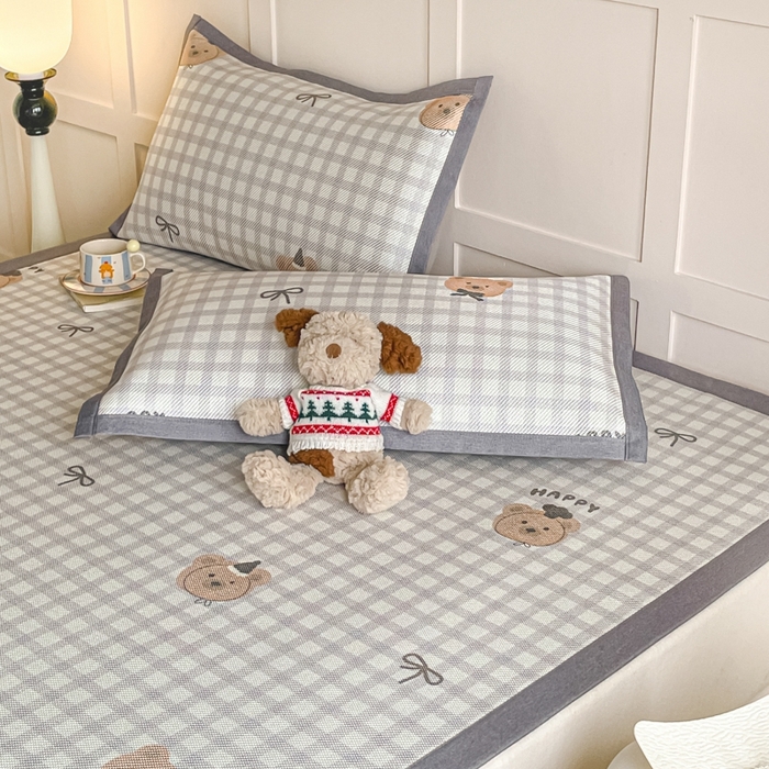 91家纺网 家纺一手货源 找家纺 柒月家居 2025新款小清新印花冰藤系列 格格熊