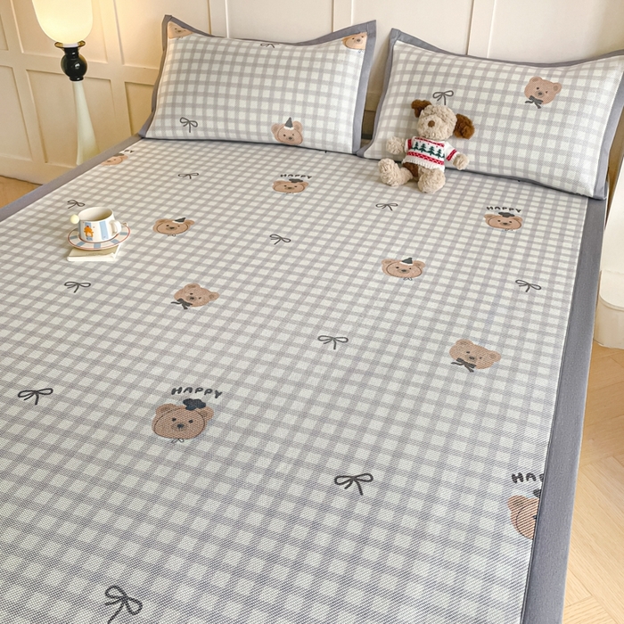 91家纺网 家纺一手货源 找家纺 柒月家居 2025新款小清新印花冰藤系列 格格熊