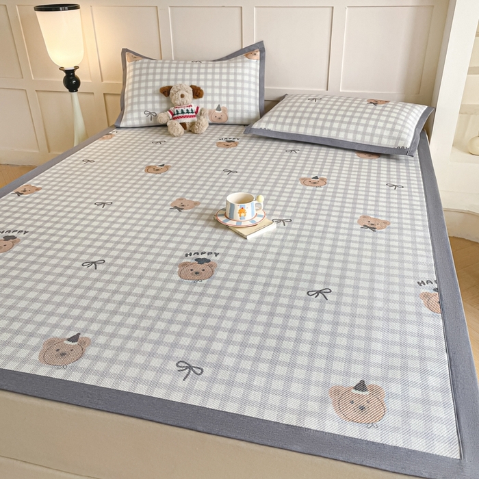 91家纺网 家纺一手货源 找家纺 柒月家居 2025新款小清新印花冰藤系列 格格熊