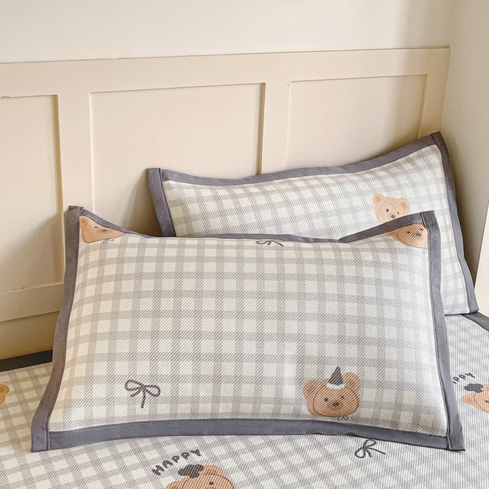 91家纺网 家纺一手货源 找家纺 柒月家居 2025新款小清新印花冰藤系列 格格熊