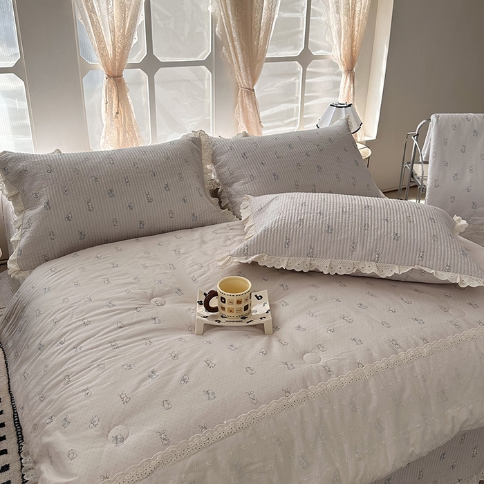 91家纺网 家纺一手货源 找家纺 奈萝家纺 2025新款全棉13372花边床盖三件套四件套纯棉花边夏被春秋被 波点小兔