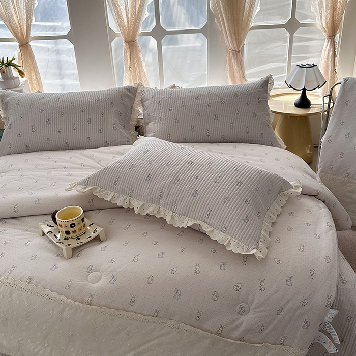 91家纺网 家纺一手货源 找家纺 奈萝家纺 2025新款全棉13372花边床盖三件套四件套纯棉花边夏被春秋被 波点小兔