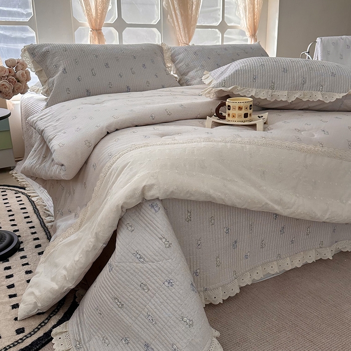 91家纺网 家纺一手货源 找家纺 奈萝家纺 2025新款全棉13372花边床盖三件套四件套纯棉花边夏被春秋被 波点小兔
