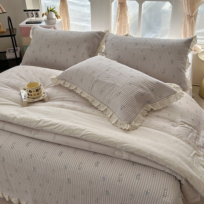 91家纺网 家纺一手货源 找家纺 奈萝家纺 2025新款全棉13372花边床盖三件套四件套纯棉花边夏被春秋被 波点小兔