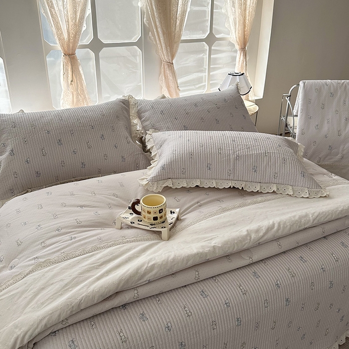 91家纺网 家纺一手货源 找家纺 奈萝家纺 2025新款全棉13372花边床盖三件套四件套纯棉花边夏被春秋被 波点小兔