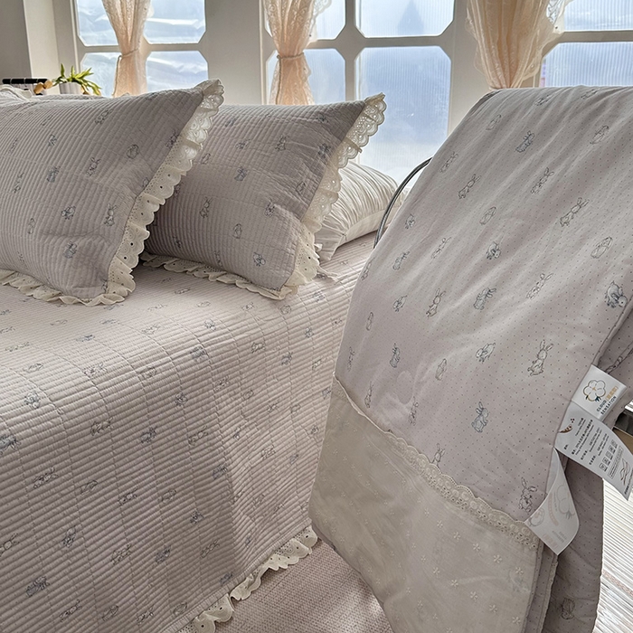 91家纺网 家纺一手货源 找家纺 奈萝家纺 2025新款全棉13372花边床盖三件套四件套纯棉花边夏被春秋被 波点小兔