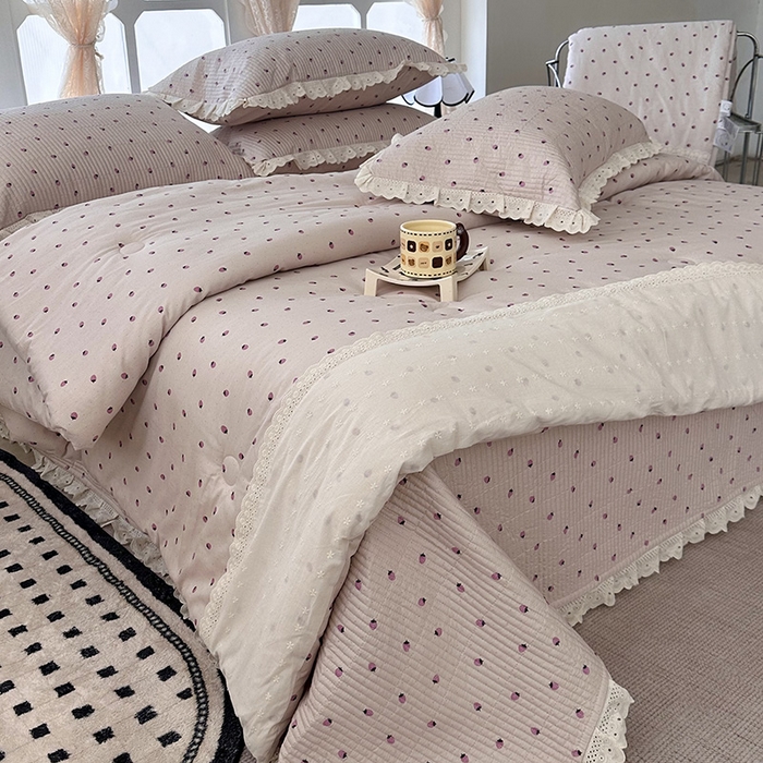 91家纺网 家纺一手货源 找家纺 奈萝家纺 2025新款全棉13372花边床盖三件套四件套纯棉花边夏被春秋被 粉色草莓