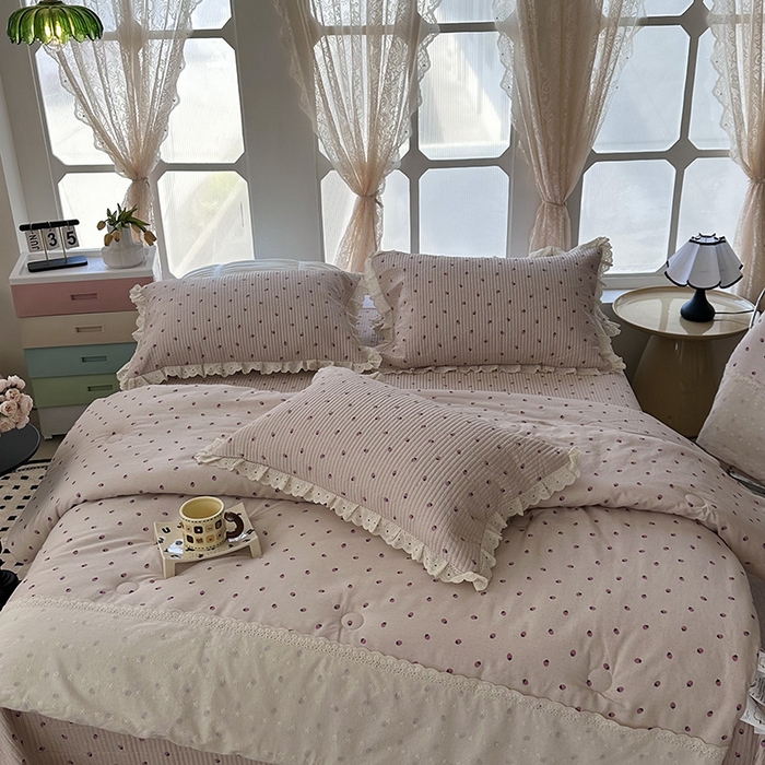 91家纺网 家纺一手货源 找家纺 奈萝家纺 2025新款全棉13372花边床盖三件套四件套纯棉花边夏被春秋被 粉色草莓