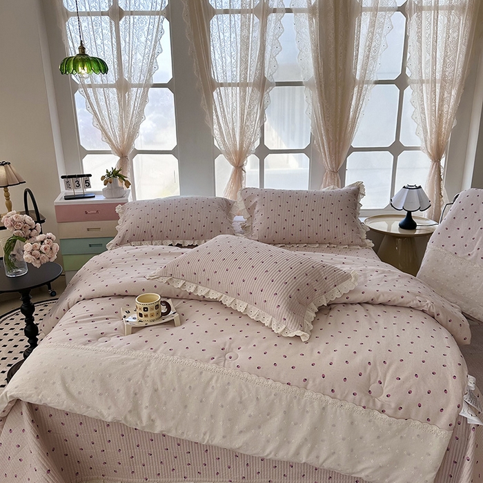 91家纺网 家纺一手货源 找家纺 奈萝家纺 2025新款全棉13372花边床盖三件套四件套纯棉花边夏被春秋被 粉色草莓