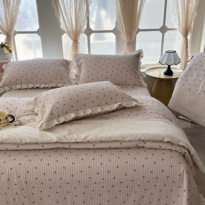 91家纺网 家纺一手货源 找家纺 奈萝家纺 2025新款全棉13372花边床盖三件套四件套纯棉花边夏被春秋被 粉色草莓