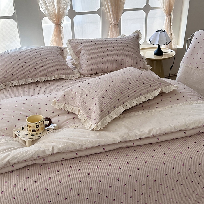 91家纺网 家纺一手货源 找家纺 奈萝家纺 2025新款全棉13372花边床盖三件套四件套纯棉花边夏被春秋被 粉色草莓