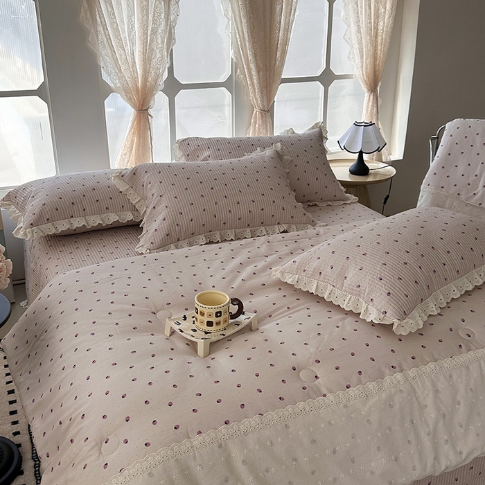 91家纺网 家纺一手货源 找家纺 奈萝家纺 2025新款全棉13372花边床盖三件套四件套纯棉花边夏被春秋被 粉色草莓