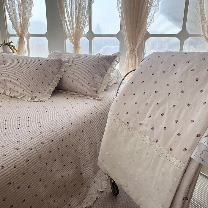 91家纺网 家纺一手货源 找家纺 奈萝家纺 2025新款全棉13372花边床盖三件套四件套纯棉花边夏被春秋被 粉色草莓