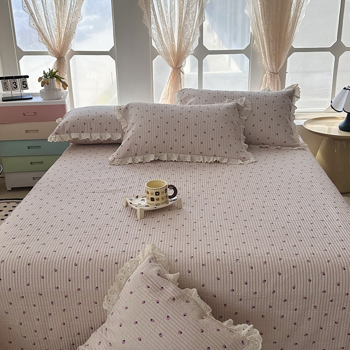 91家纺网 家纺一手货源 找家纺 奈萝家纺 2025新款全棉13372花边床盖三件套四件套纯棉花边夏被春秋被 粉色草莓