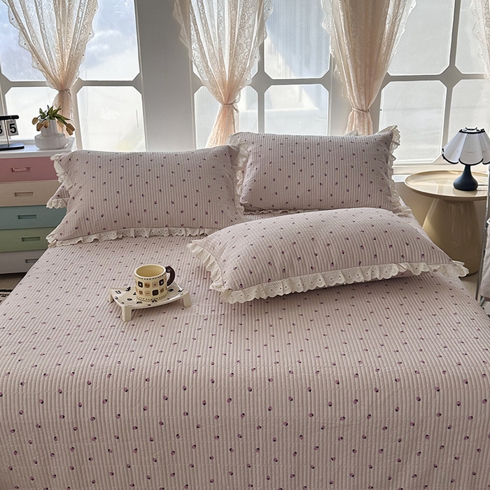 91家纺网 家纺一手货源 找家纺 奈萝家纺 2025新款全棉13372花边床盖三件套四件套纯棉花边夏被春秋被 粉色草莓