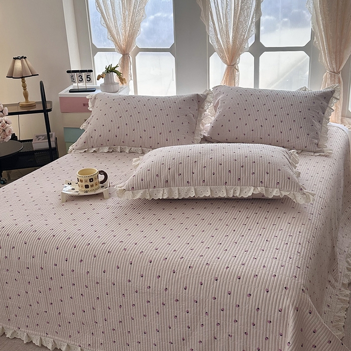 91家纺网 家纺一手货源 找家纺 奈萝家纺 2025新款全棉13372花边床盖三件套四件套纯棉花边夏被春秋被 粉色草莓