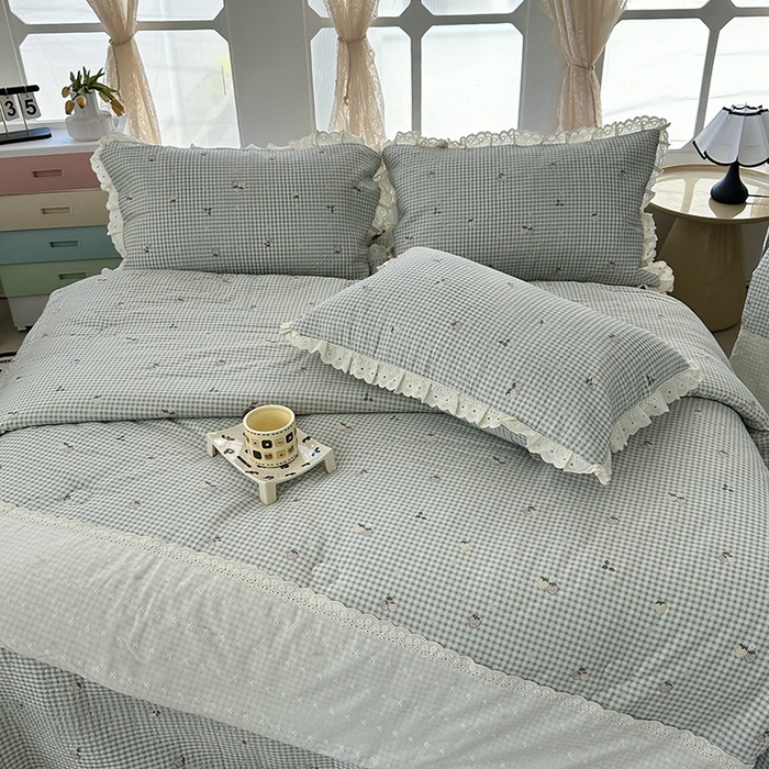 91家纺网 家纺一手货源 找家纺 奈萝家纺 2025新款全棉13372花边床盖三件套四件套纯棉花边夏被春秋被 格子草莓