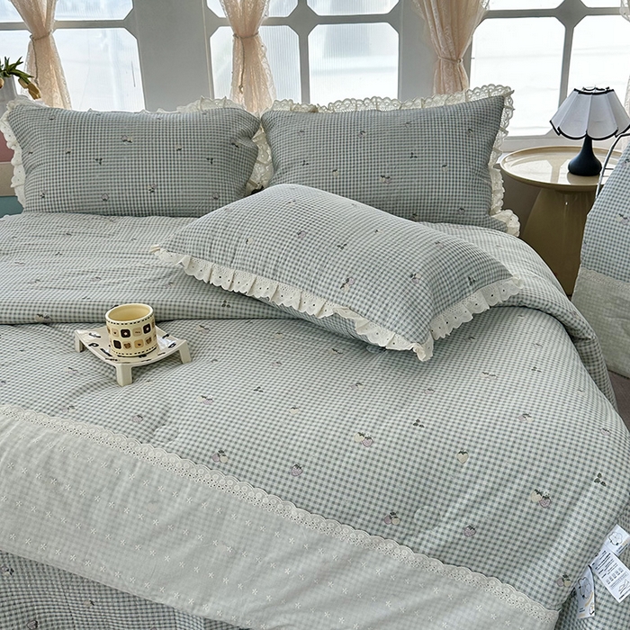 91家纺网 家纺一手货源 找家纺 奈萝家纺 2025新款全棉13372花边床盖三件套四件套纯棉花边夏被春秋被 格子草莓