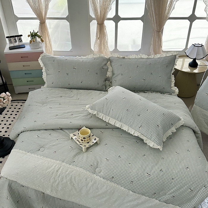 91家纺网 家纺一手货源 找家纺 奈萝家纺 2025新款全棉13372花边床盖三件套四件套纯棉花边夏被春秋被 格子草莓