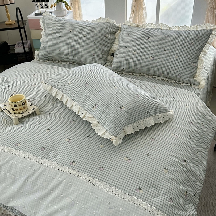 91家纺网 家纺一手货源 找家纺 奈萝家纺 2025新款全棉13372花边床盖三件套四件套纯棉花边夏被春秋被 格子草莓