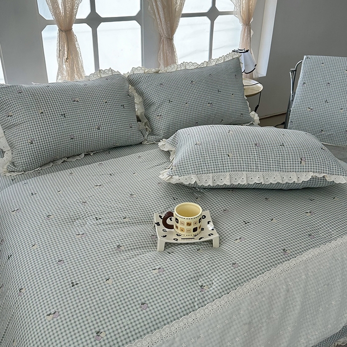 91家纺网 家纺一手货源 找家纺 奈萝家纺 2025新款全棉13372花边床盖三件套四件套纯棉花边夏被春秋被 格子草莓