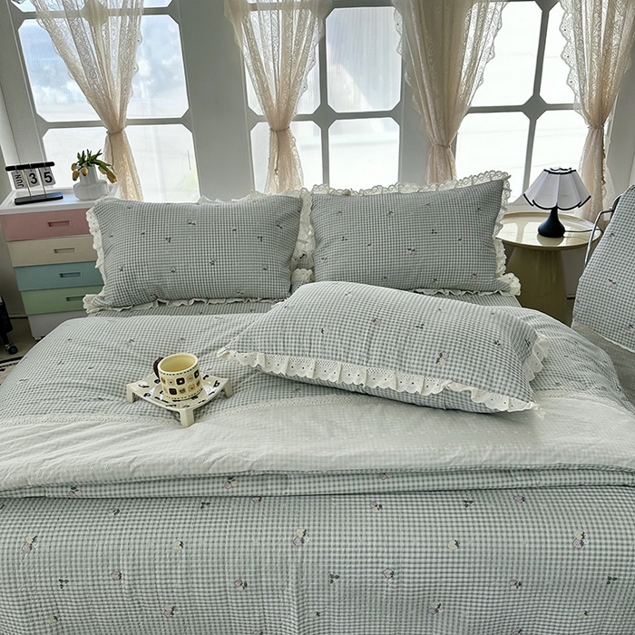 91家纺网 家纺一手货源 找家纺 奈萝家纺 2025新款全棉13372花边床盖三件套四件套纯棉花边夏被春秋被 格子草莓