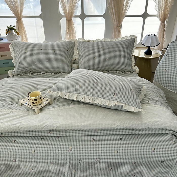 91家纺网 家纺一手货源 找家纺 奈萝家纺 2025新款全棉13372花边床盖三件套四件套纯棉花边夏被春秋被 格子草莓