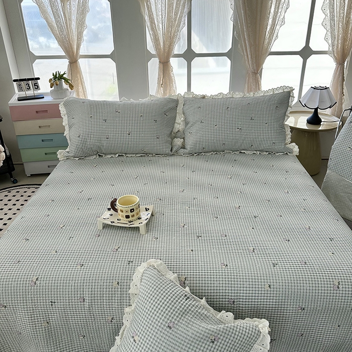 91家纺网 家纺一手货源 找家纺 奈萝家纺 2025新款全棉13372花边床盖三件套四件套纯棉花边夏被春秋被 格子草莓