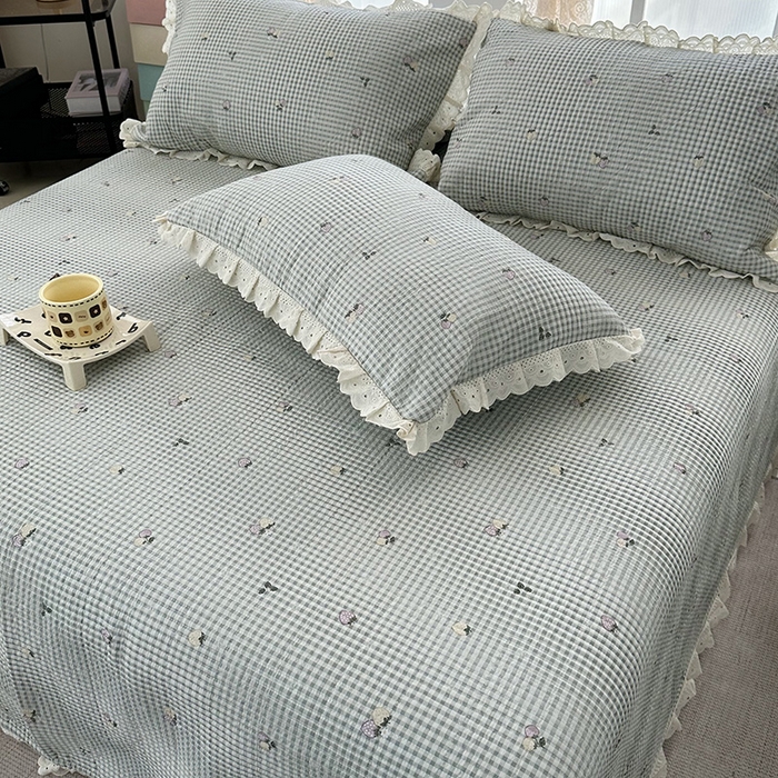 91家纺网 家纺一手货源 找家纺 奈萝家纺 2025新款全棉13372花边床盖三件套四件套纯棉花边夏被春秋被 格子草莓