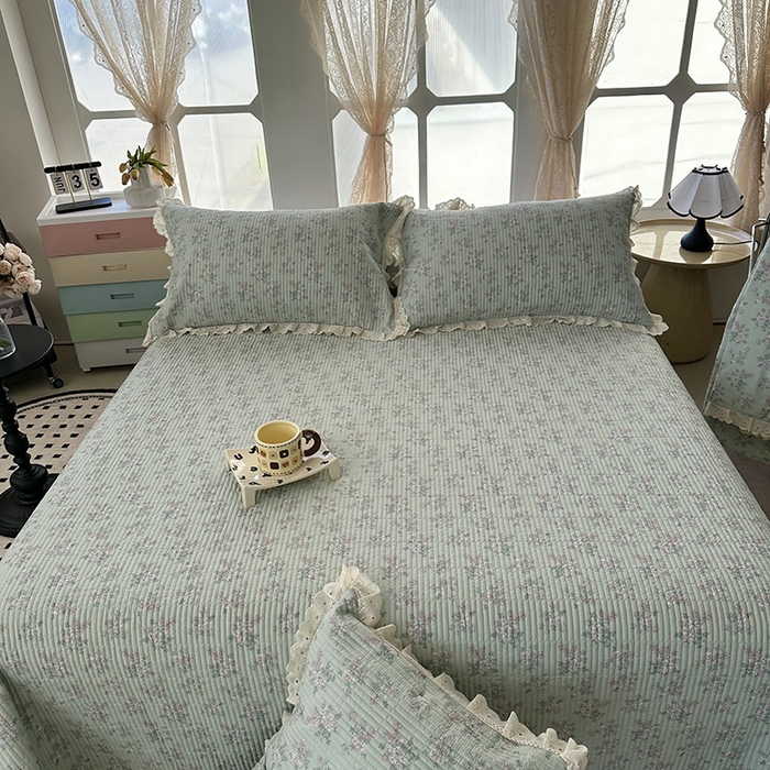 91家纺网 家纺一手货源 找家纺 奈萝家纺 2025新款全棉13372花边床盖三件套四件套纯棉花边夏被春秋被 花海绿