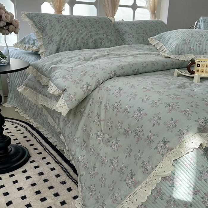 91家纺网 家纺一手货源 找家纺 奈萝家纺 2025新款全棉13372花边床盖三件套四件套纯棉花边夏被春秋被 花海绿