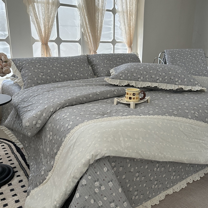 91家纺网 家纺一手货源 找家纺 奈萝家纺 2025新款全棉13372花边床盖三件套四件套纯棉花边夏被春秋被 灰色玫瑰