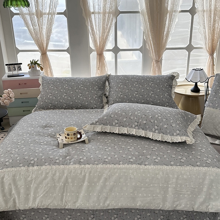 91家纺网 家纺一手货源 找家纺 奈萝家纺 2025新款全棉13372花边床盖三件套四件套纯棉花边夏被春秋被 灰色玫瑰