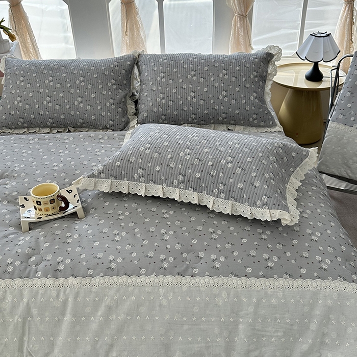 91家纺网 家纺一手货源 找家纺 奈萝家纺 2025新款全棉13372花边床盖三件套四件套纯棉花边夏被春秋被 灰色玫瑰