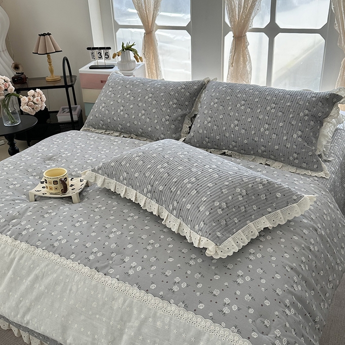 91家纺网 家纺一手货源 找家纺 奈萝家纺 2025新款全棉13372花边床盖三件套四件套纯棉花边夏被春秋被 灰色玫瑰
