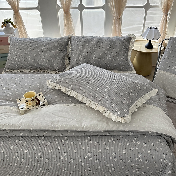 91家纺网 家纺一手货源 找家纺 奈萝家纺 2025新款全棉13372花边床盖三件套四件套纯棉花边夏被春秋被 灰色玫瑰