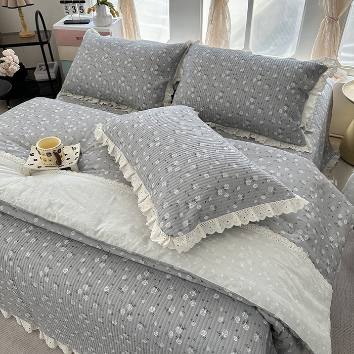 91家纺网 家纺一手货源 找家纺 奈萝家纺 2025新款全棉13372花边床盖三件套四件套纯棉花边夏被春秋被 灰色玫瑰