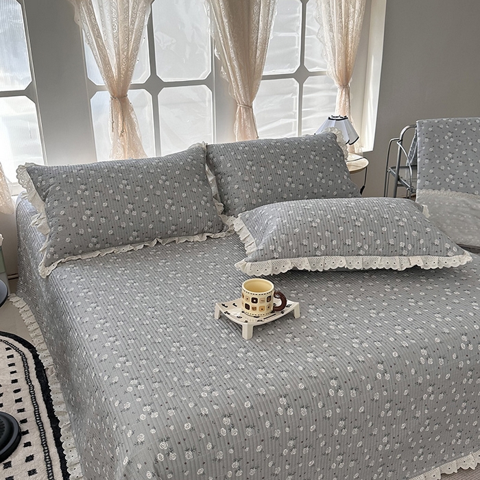 91家纺网 家纺一手货源 找家纺 奈萝家纺 2025新款全棉13372花边床盖三件套四件套纯棉花边夏被春秋被 灰色玫瑰
