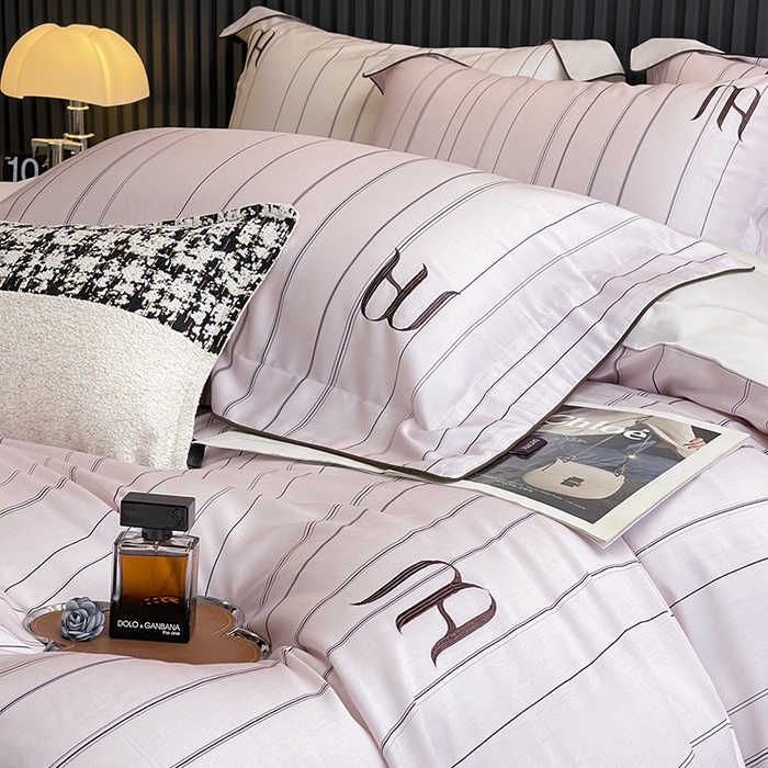 91家纺网 家纺一手货源 找家纺 2025夏季A类天丝棉夹棉床盖床笠四件套全棉纯棉纯色长绒棉真丝保护罩高级感条纹床上用品 艾诺-粉