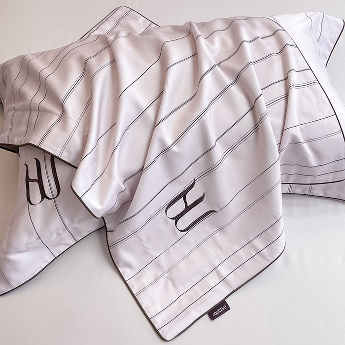 91家纺网 家纺一手货源 找家纺 2025夏季A类天丝棉夹棉床盖床笠四件套全棉纯棉纯色长绒棉真丝保护罩高级感条纹床上用品 艾诺-粉