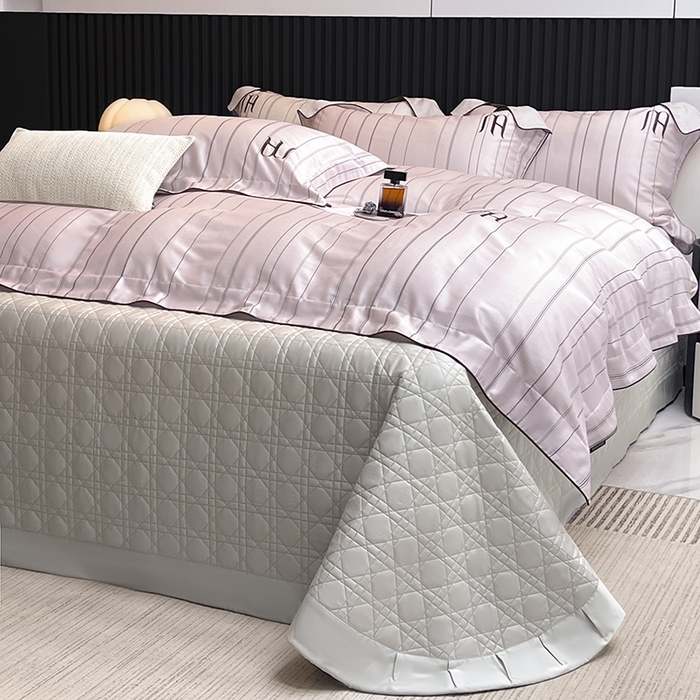 91家纺网 家纺一手货源 找家纺 2025夏季A类天丝棉夹棉床盖床笠四件套全棉纯棉纯色长绒棉真丝保护罩高级感条纹床上用品 艾诺-粉