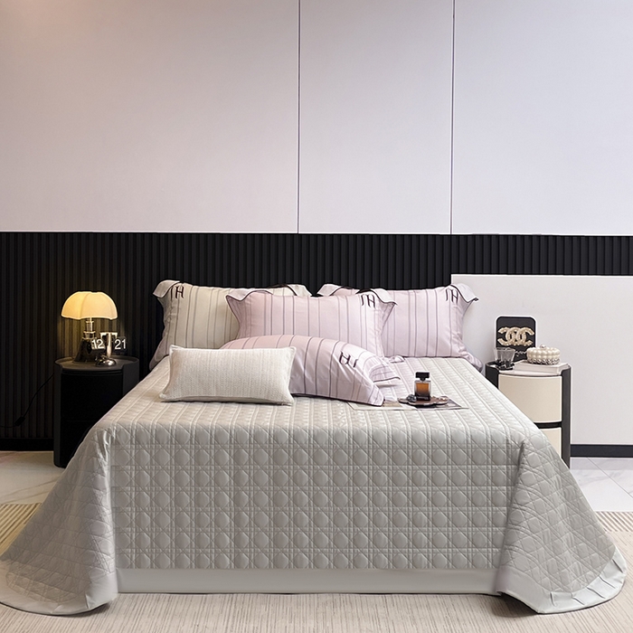 91家纺网 家纺一手货源 找家纺 2025夏季A类天丝棉夹棉床盖床笠四件套全棉纯棉纯色长绒棉真丝保护罩高级感条纹床上用品 艾诺-粉