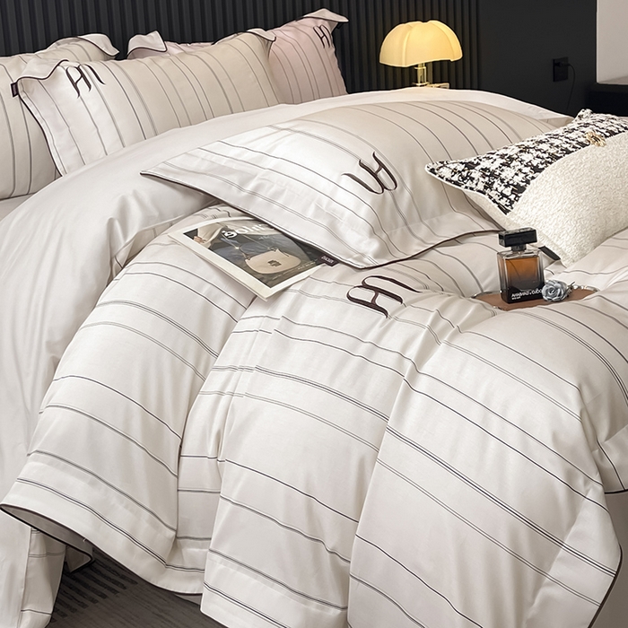 91家纺网 家纺一手货源 找家纺 2025夏季A类天丝棉夹棉床盖床笠四件套全棉纯棉纯色长绒棉真丝保护罩高级感条纹床上用品 艾诺-米