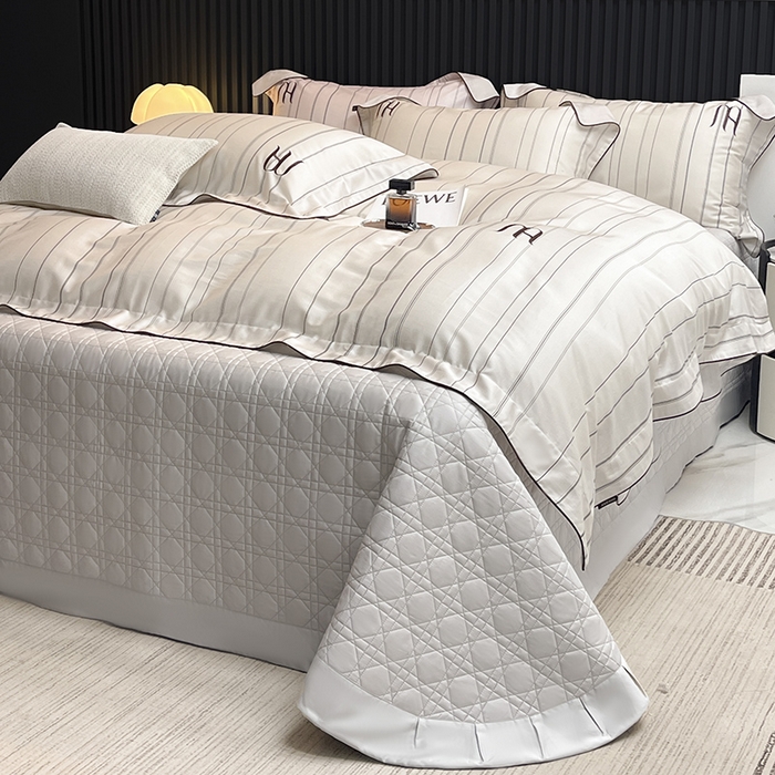 91家纺网 家纺一手货源 找家纺 2025夏季A类天丝棉夹棉床盖床笠四件套全棉纯棉纯色长绒棉真丝保护罩高级感条纹床上用品 艾诺-米