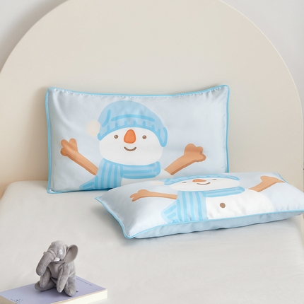 91家纺网 家纺一手货源 找家纺 荷马之梦  2025新款系列——A类60s原创手绘卡通儿童枕套 小雪人