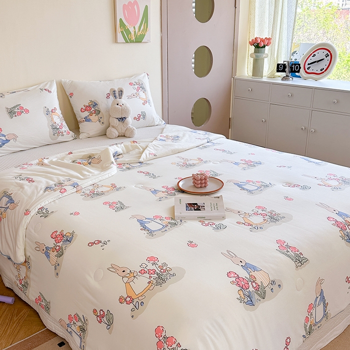 91家纺网 家纺一手货源 找家纺 麦伦家居 2025新款云柔针织棉大豆夏凉被 花丛小兔