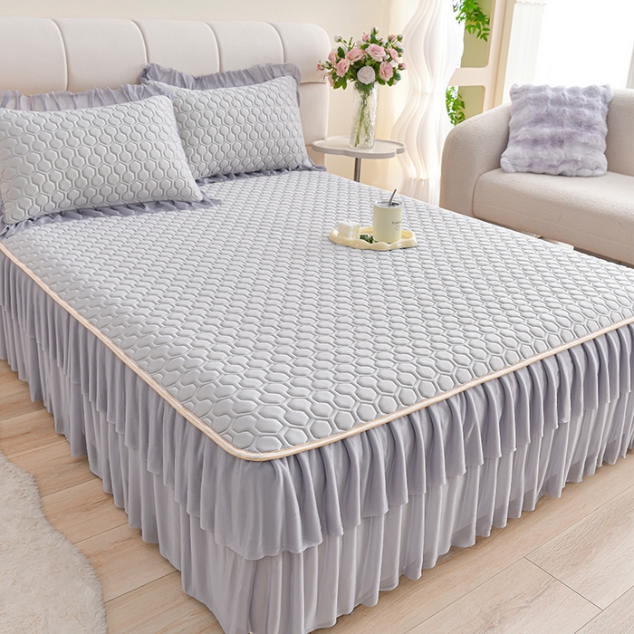 91家纺网 家纺一手货源 找家纺 畅畅家纺 2025新款夏季凉感丝足球花纯色凉席夏被四件套 足球花-陨石灰