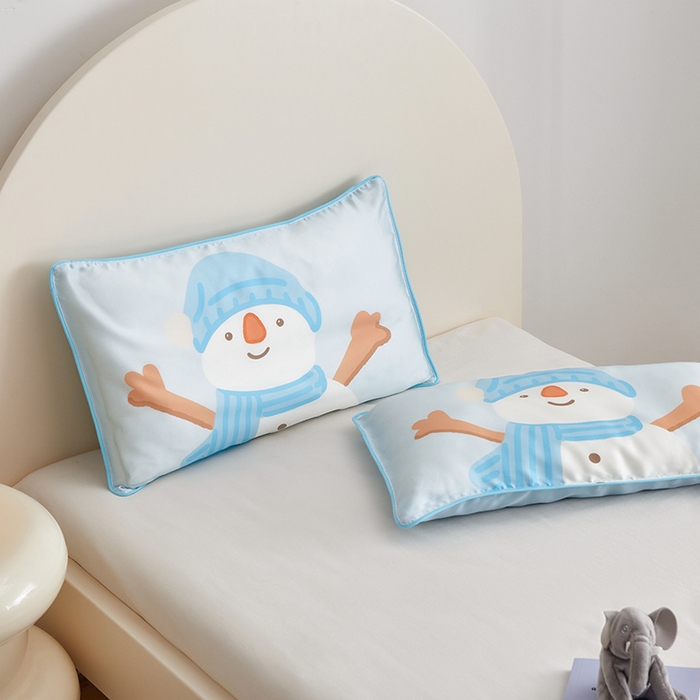91家纺网 家纺一手货源 找家纺 荷马之梦  2025新款系列——A类60s原创手绘卡通儿童枕套 小雪人