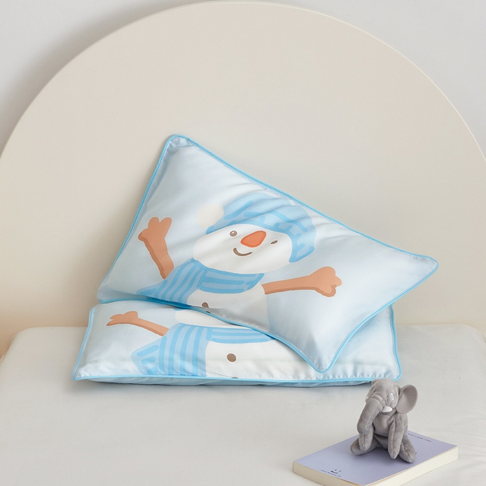 91家纺网 家纺一手货源 找家纺 荷马之梦  2025新款系列——A类60s原创手绘卡通儿童枕套 小雪人