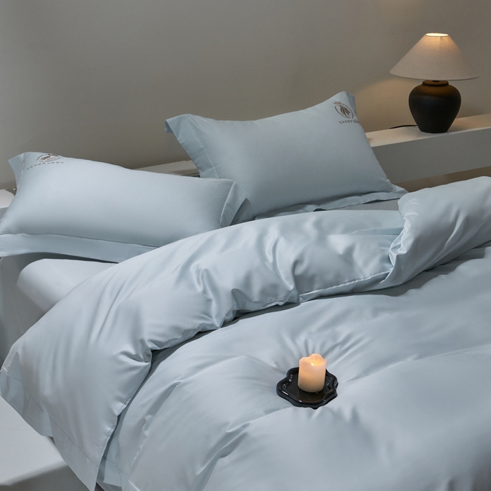 91家纺网 家纺一手货源 找家纺 沃尔居 2025新款全棉纯棉长绒棉四件套刺绣绣花纯色贡缎床笠款高端礼盒装 萨尔夫人-迷雾蓝